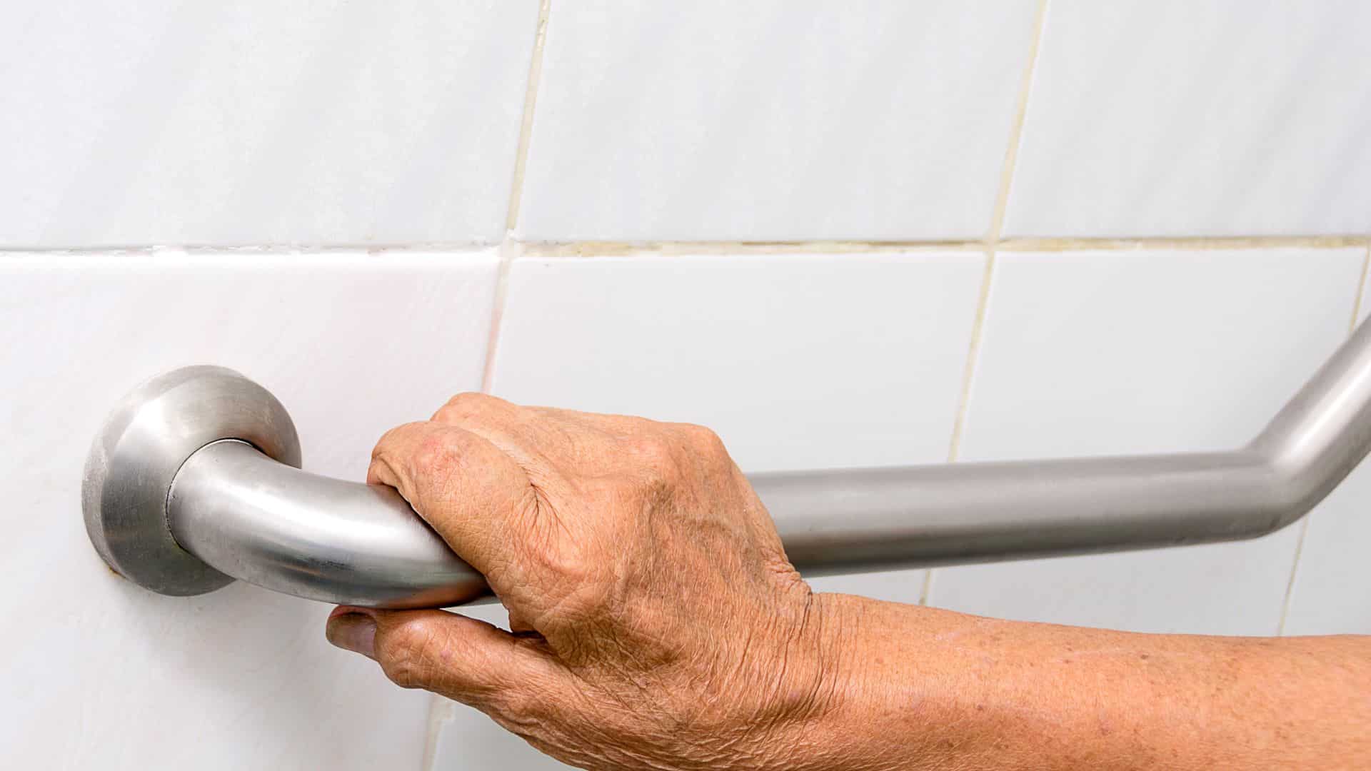 Douche Senior en Kit : Vers plus de sécurité et d'autonomie pour les Personnes à Mobilité Réduite