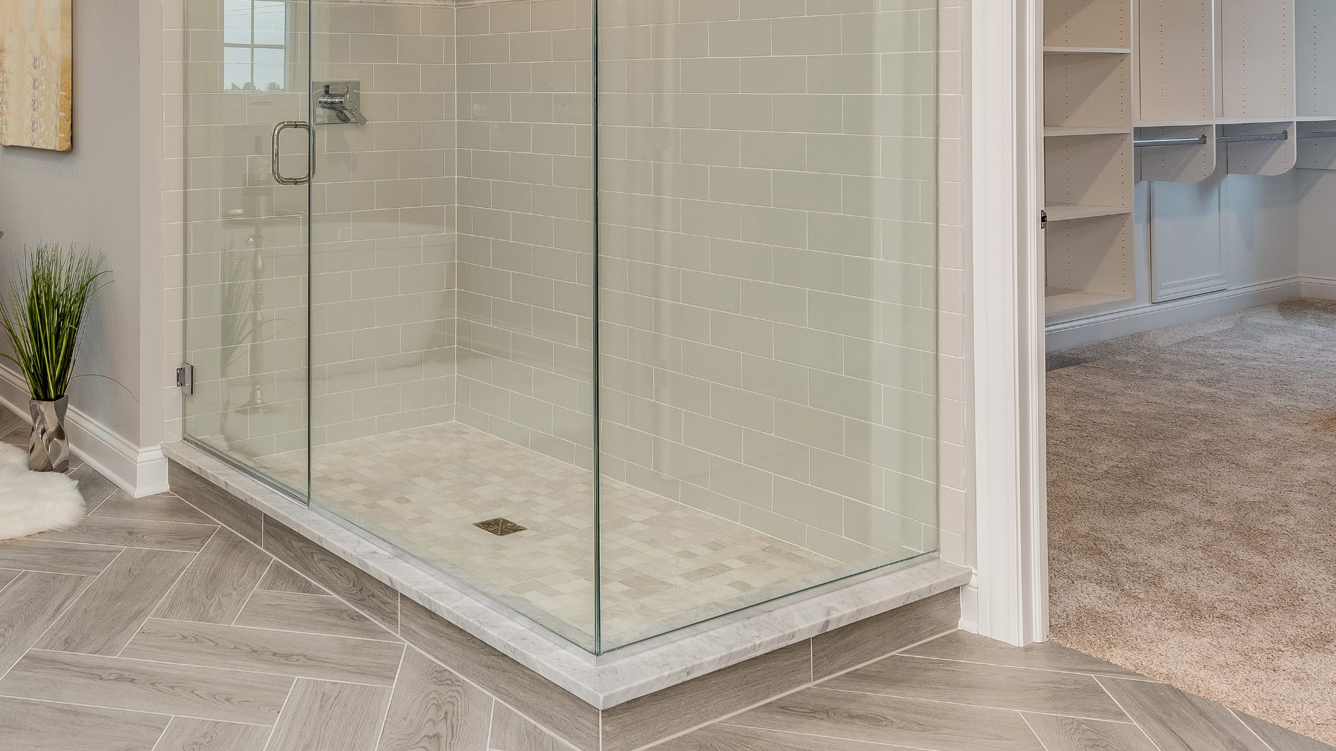 Comment transformer votre baignoire en douche à porte ?