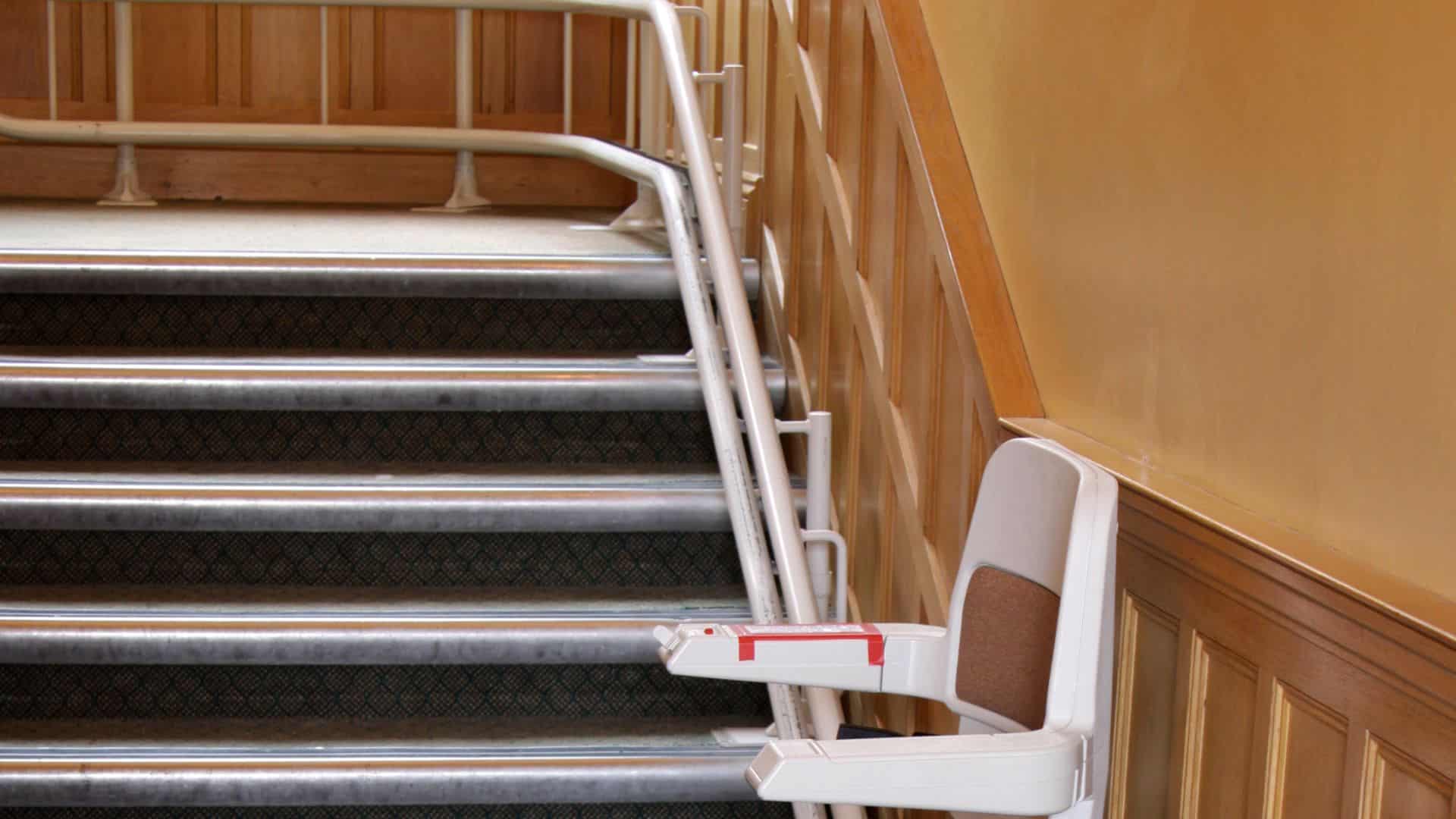 Quel est le prix d'un monte-escalier tournant et de son installation ?