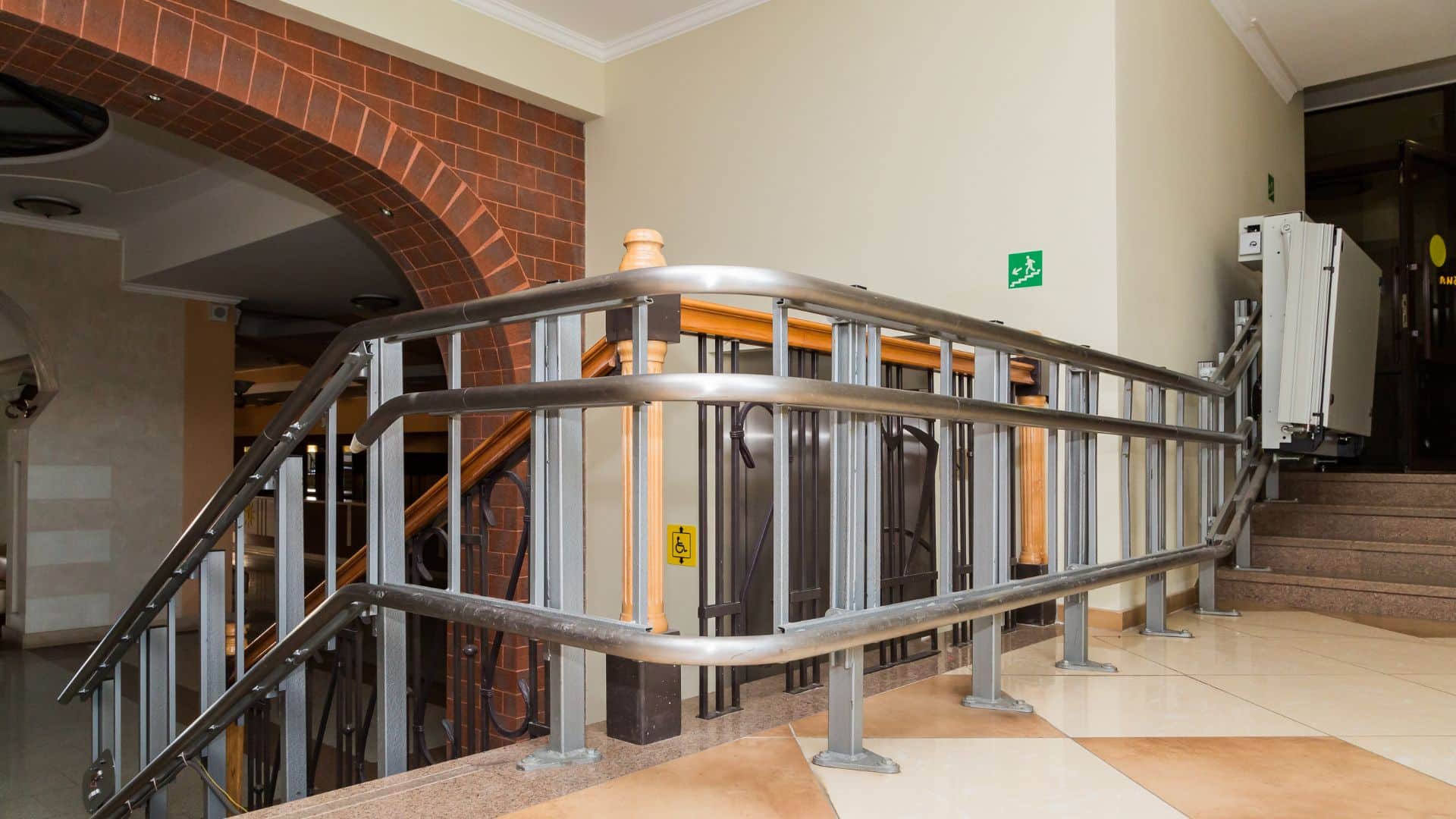 Où trouver des montes escaliers tournants d'occasion qualitatifs ?