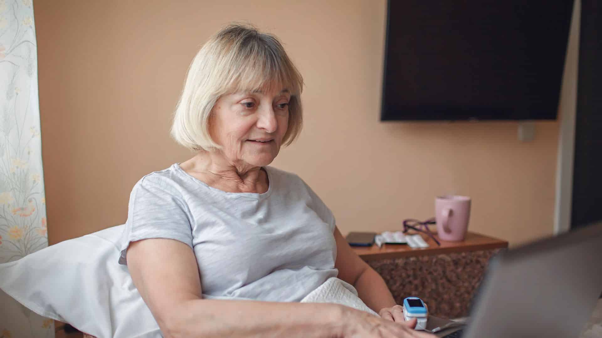Télésurveillance des personnes âgées&nbsp;: comment cela fonctionne-t-il&nbsp;?