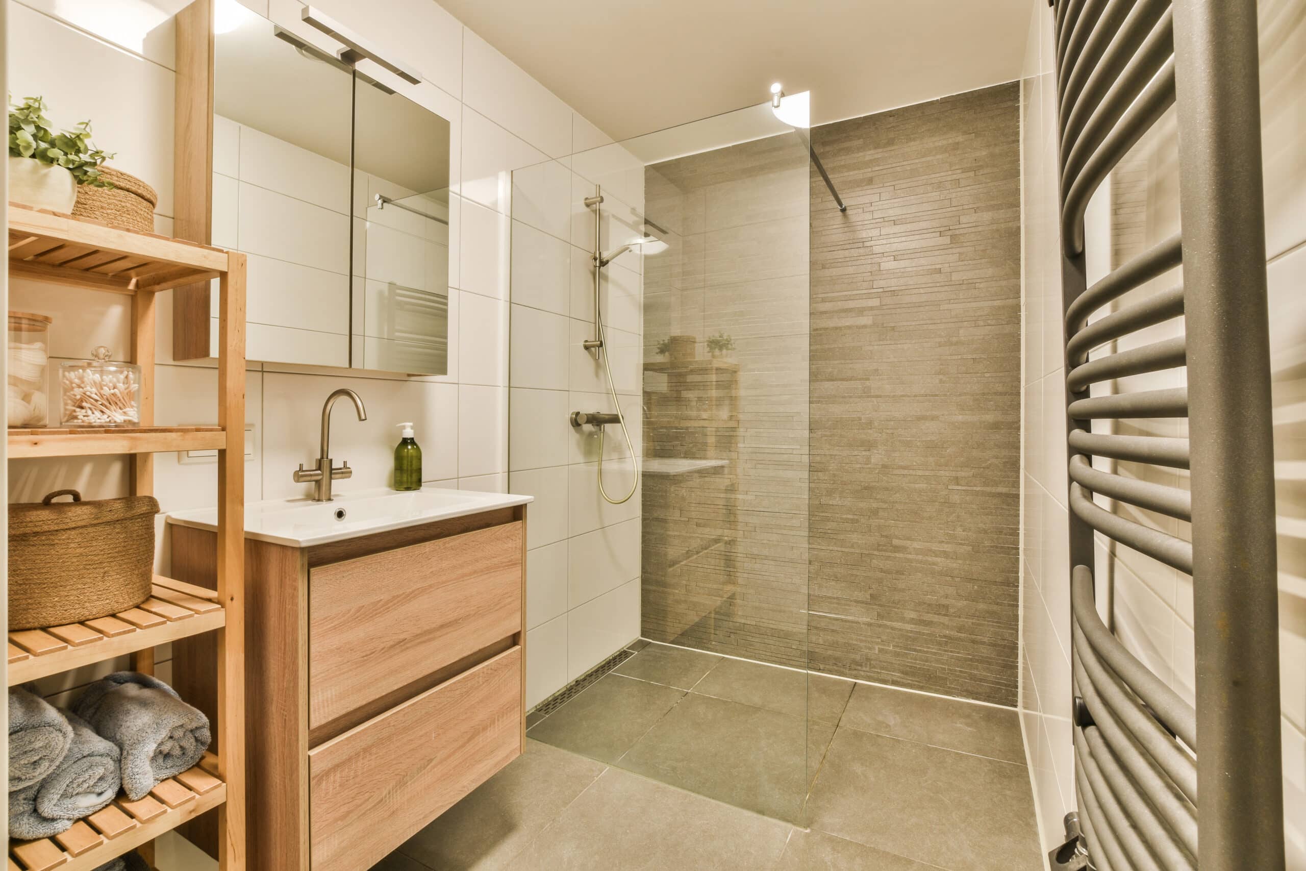 Découvrez la douche italienne en travertin : élégance et raffinement pour votre salle de bain