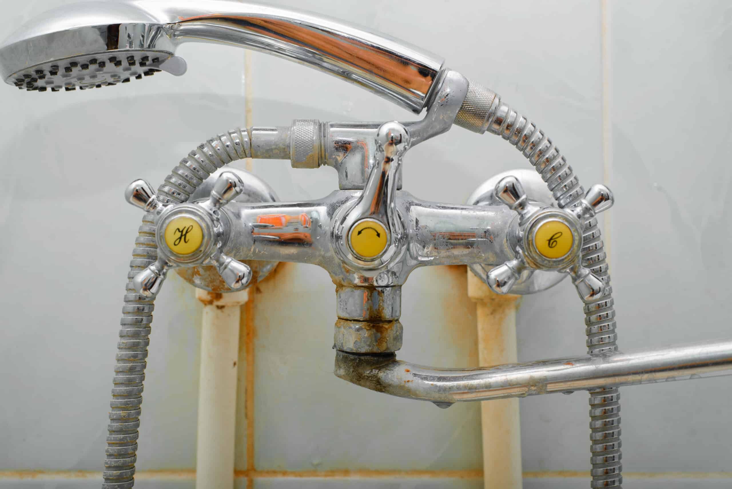 Guide pour réparer une douche italienne qui fuit