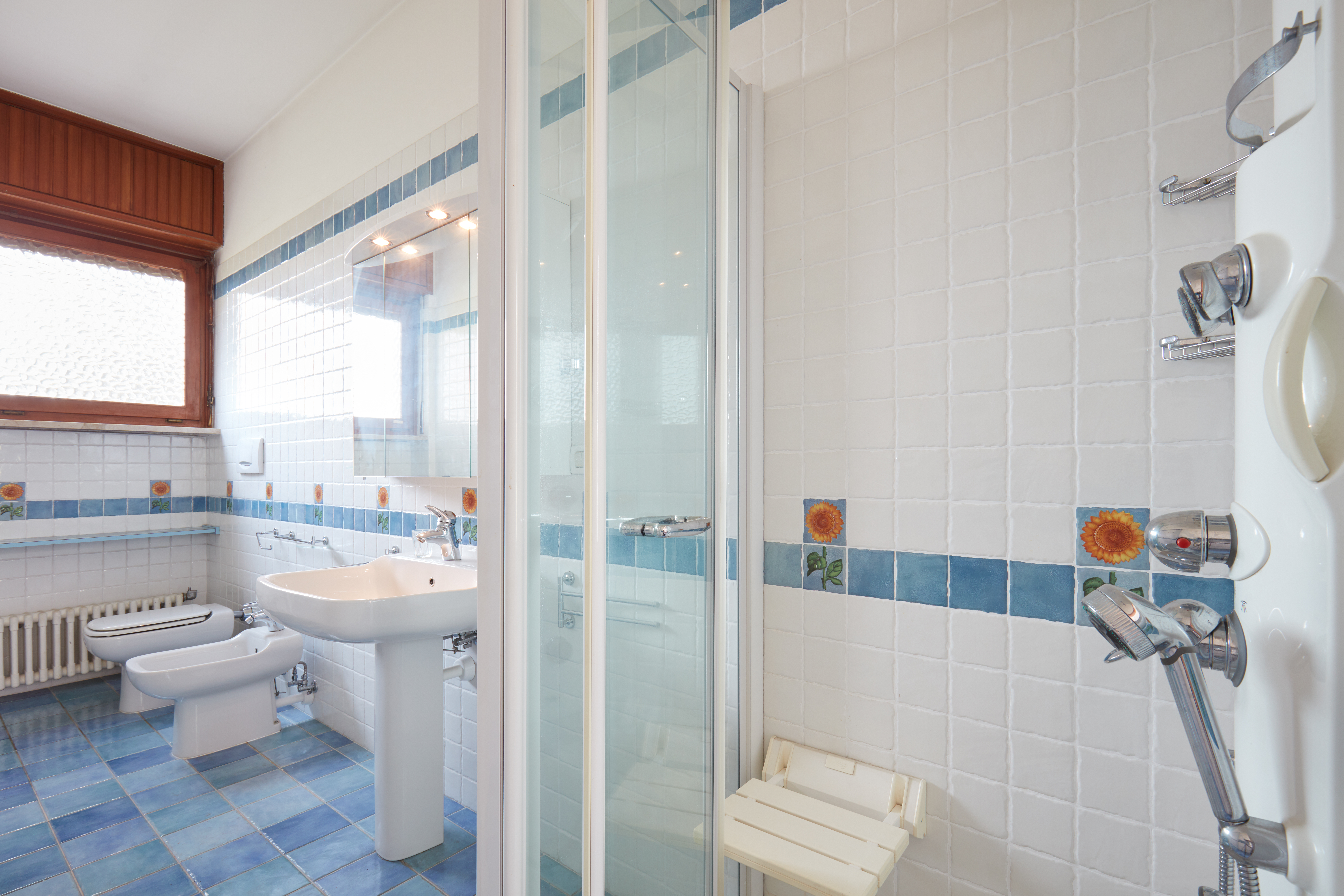 Les atouts d'une douche italienne avec fenêtre pour votre salle de bain