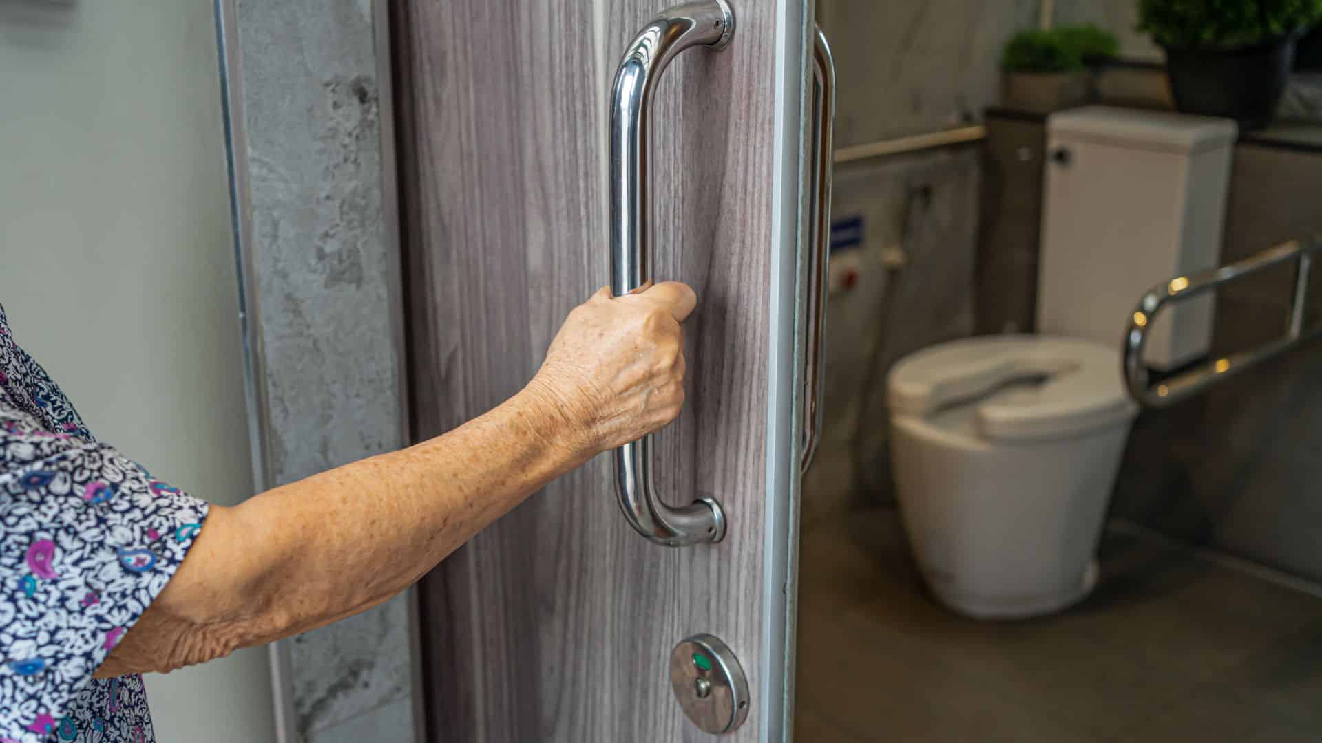 'Les indispensables de la salle de bain pour les seniors : Comment optimiser l''aménagement et garantir la sécurité dans cette pièce clé de la maison'