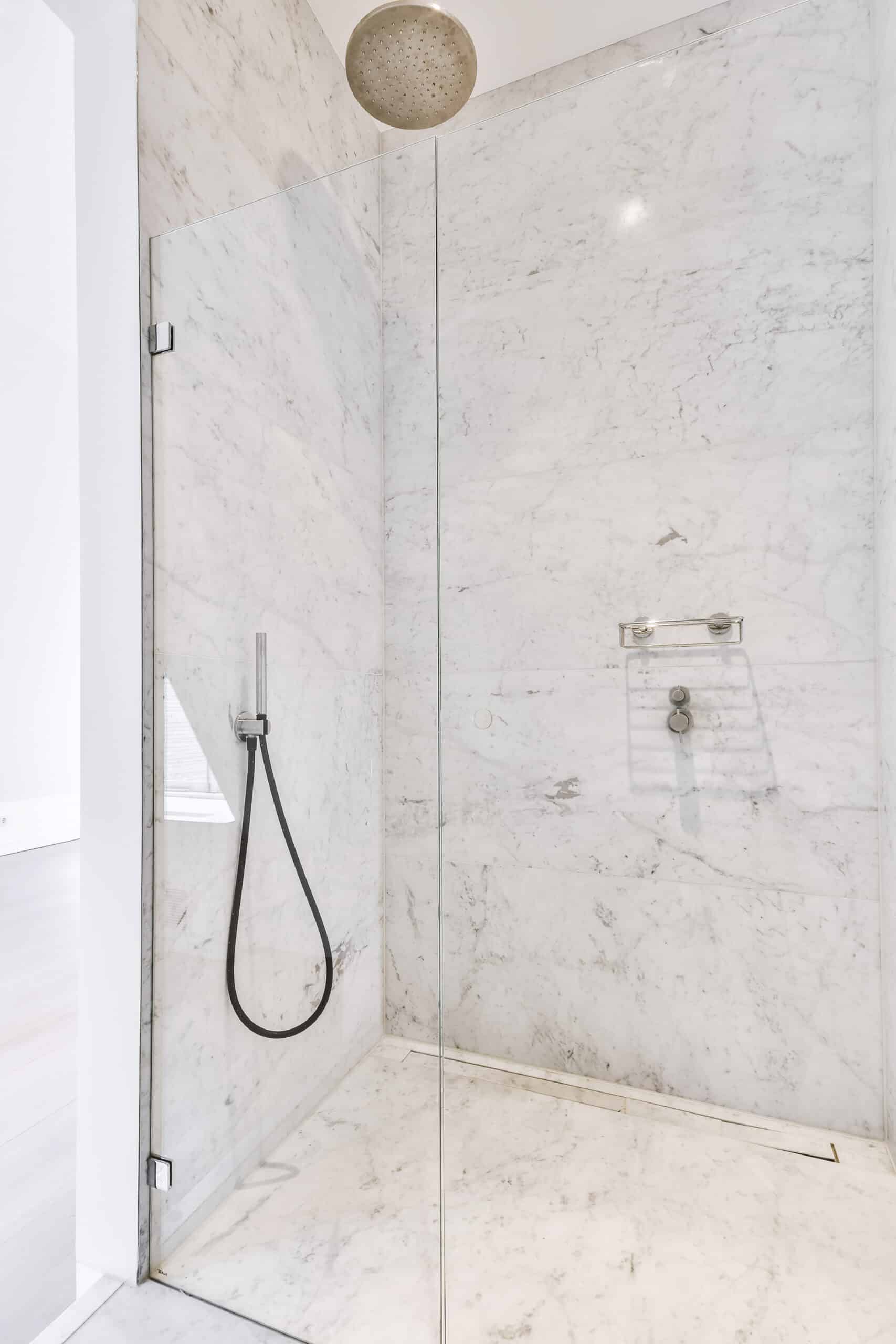 Comment éviter que l'eau sorte de la douche italienne&nbsp;: astuces et conseils