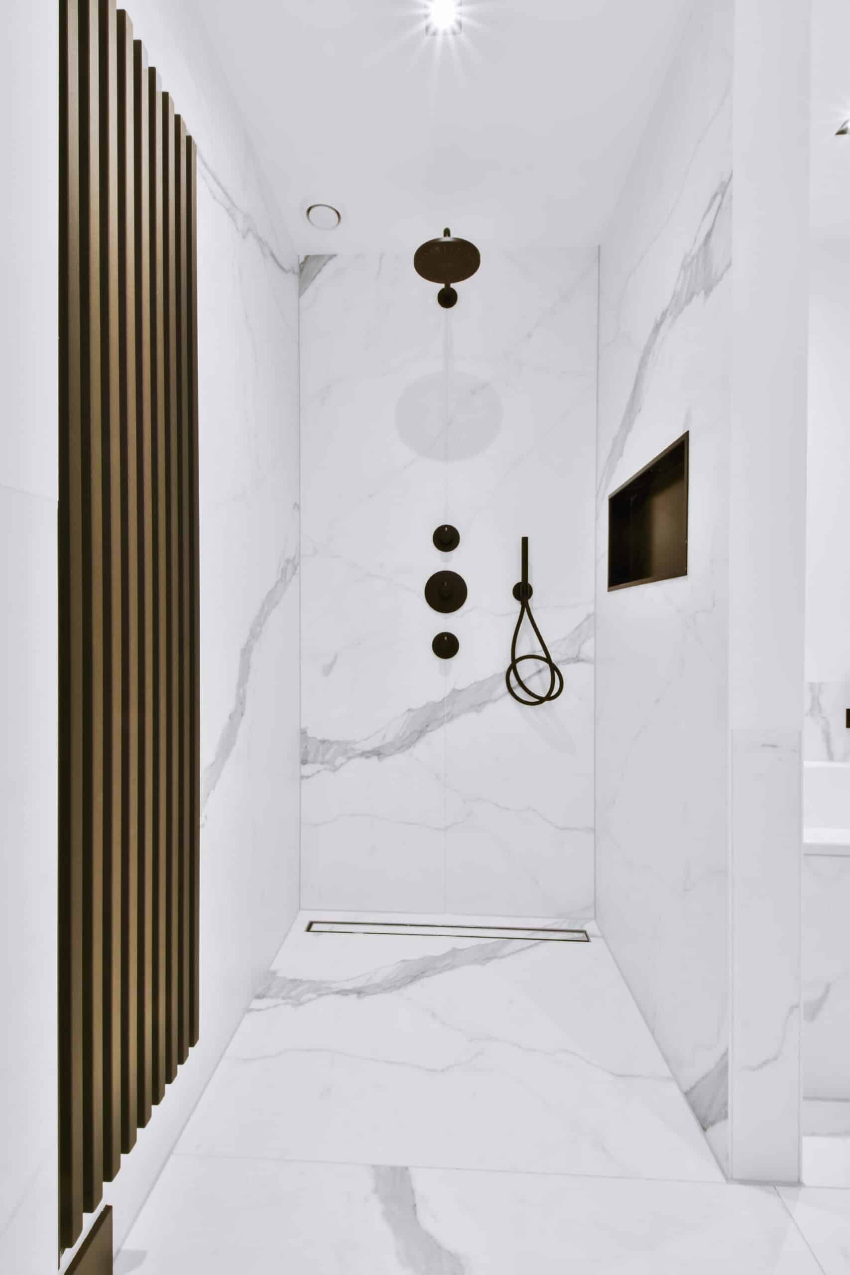 La douche italienne sans paroi en verre : une tendance pour votre salle de bains