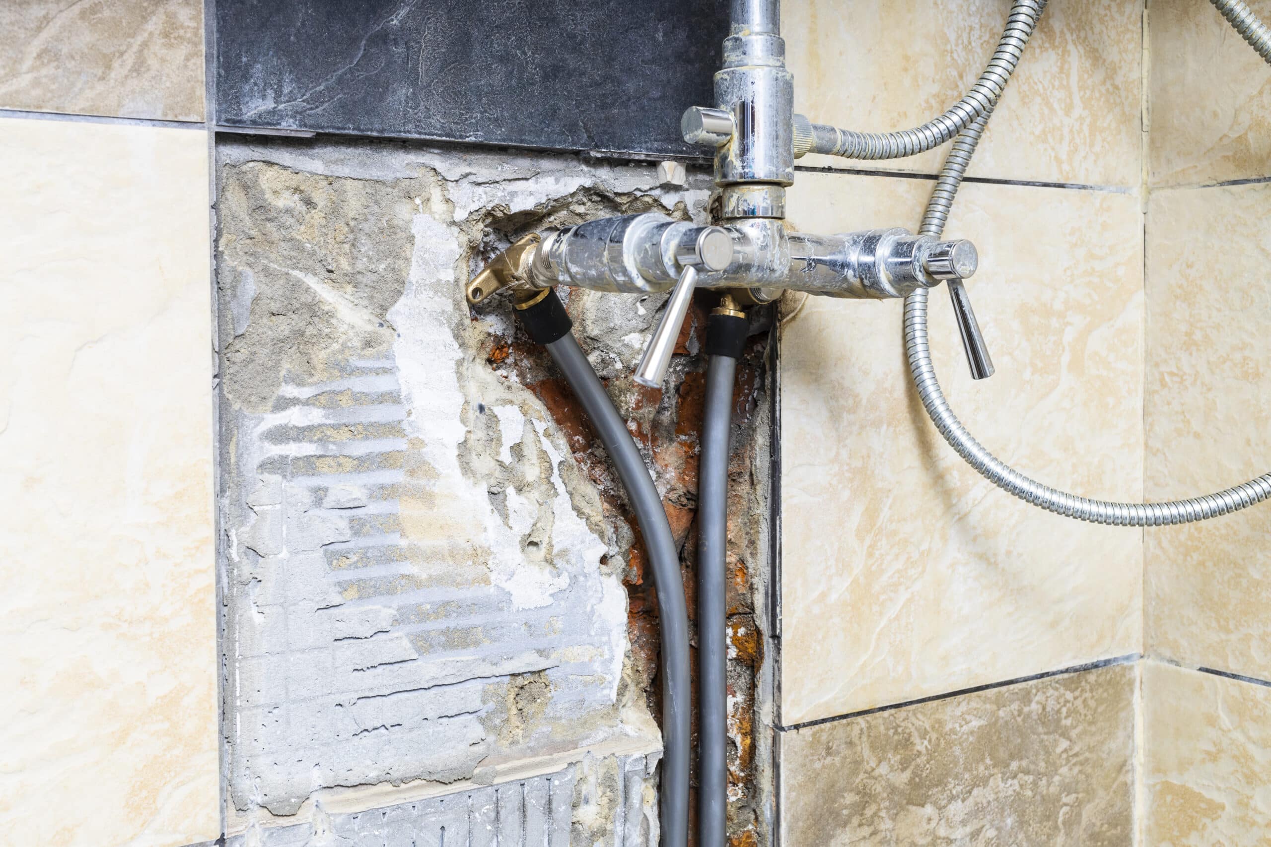 Comment faire face à une douche italienne cassée : solutions et conseils