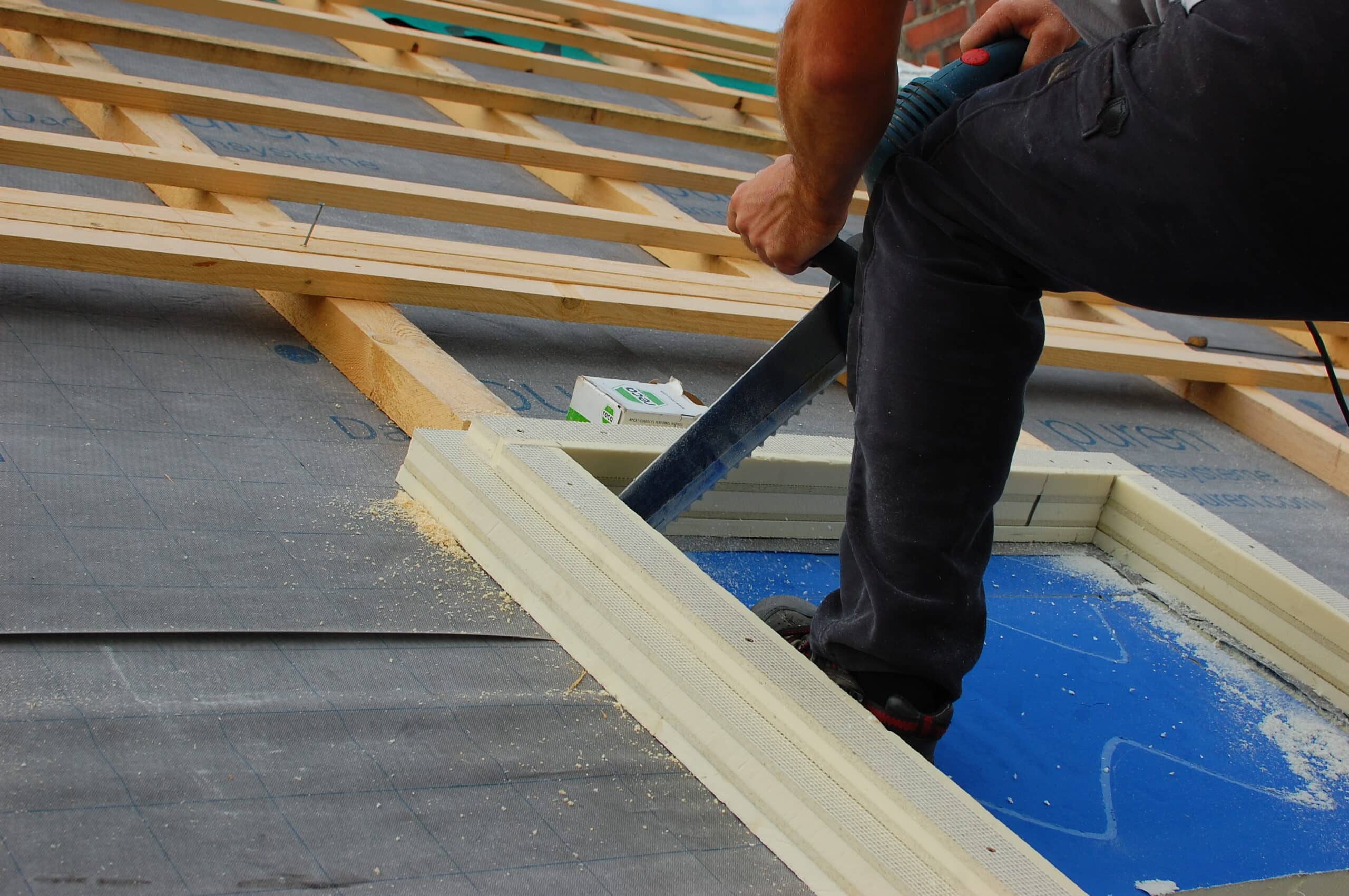 Isolation sous toiture zinc : conseils et matériaux pour une protection optimale