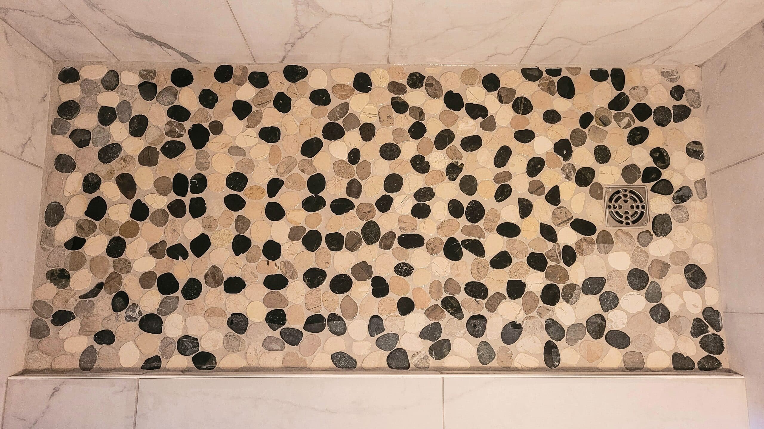 Le charme irrésistible de la douche italienne en pierre