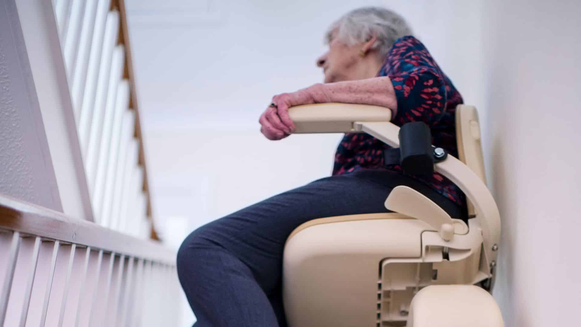 Les avantages des monte-escaliers droits pour les personnes à mobilité réduite et les personnes âgées