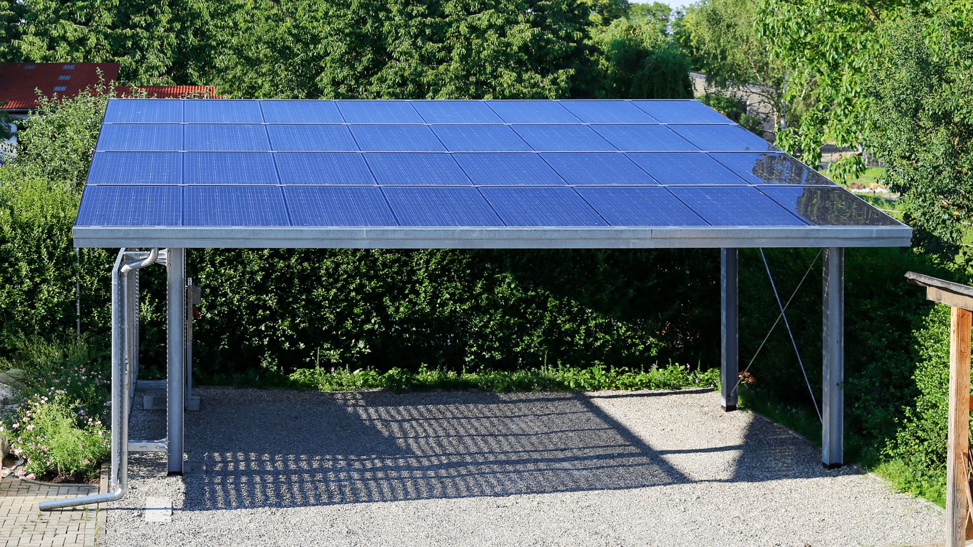 Aménager son extérieur avec un garage ou un carport pour protéger sa voiture