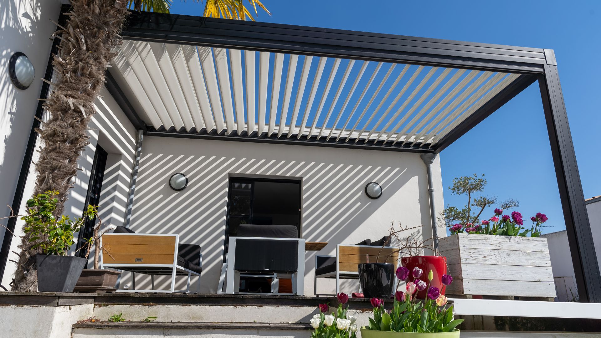 Installez une pergola bioclimatique dans votre jardin