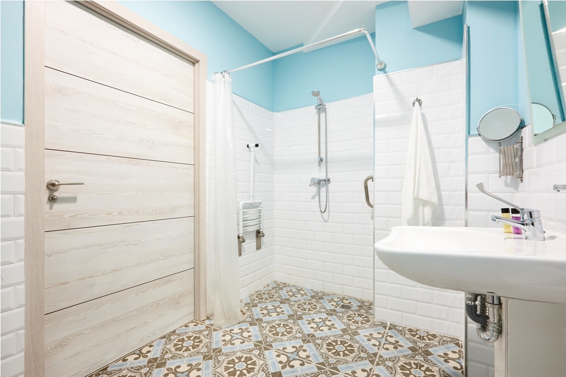 Le changement de baignoire en douche pour les personnes âgées : un choix judicieux
