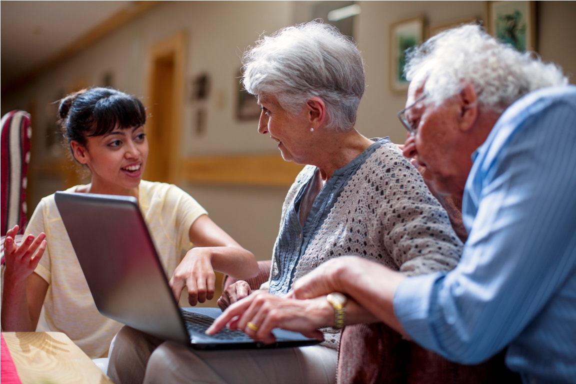 Protéger et accompagner les personnes âgées : les associations à votre service