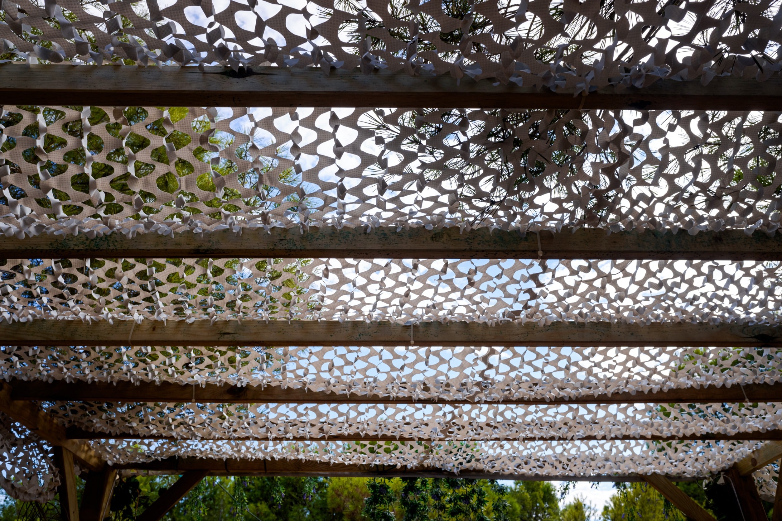 Pourquoi installer un filet de camouflage sur sa pergola ?
