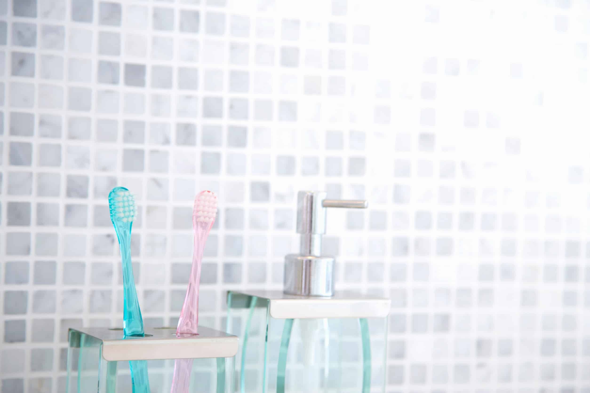 Émail de verre comme carrelage : quels avantages pour votre salle de bain ?
