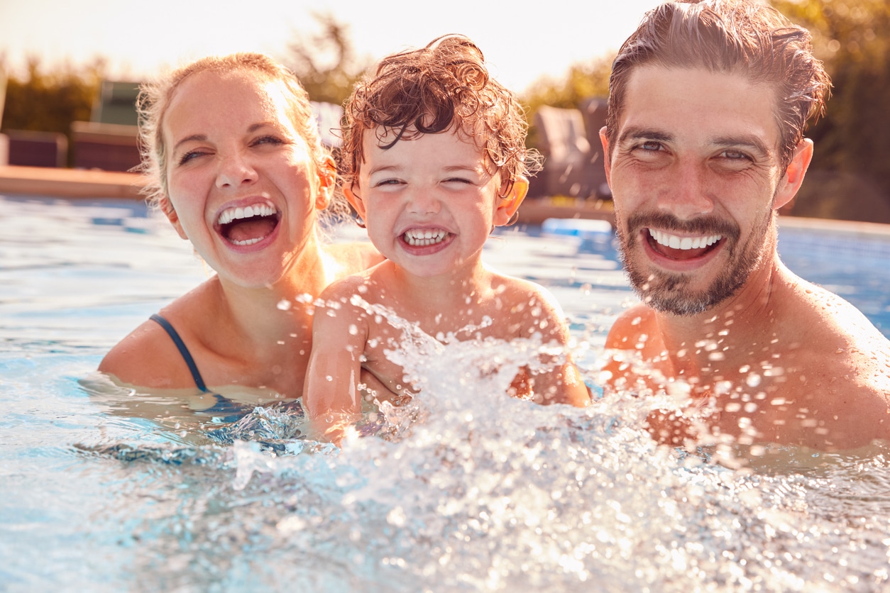 Apportez du style à votre piscine avec un volet électrique avec banc
