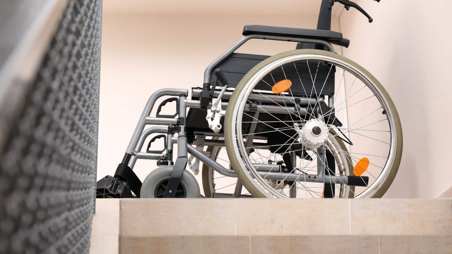 'Chenillette pour Fauteuil Roulant : Améliorez la Mobilité et la Sécurité des Seniors'