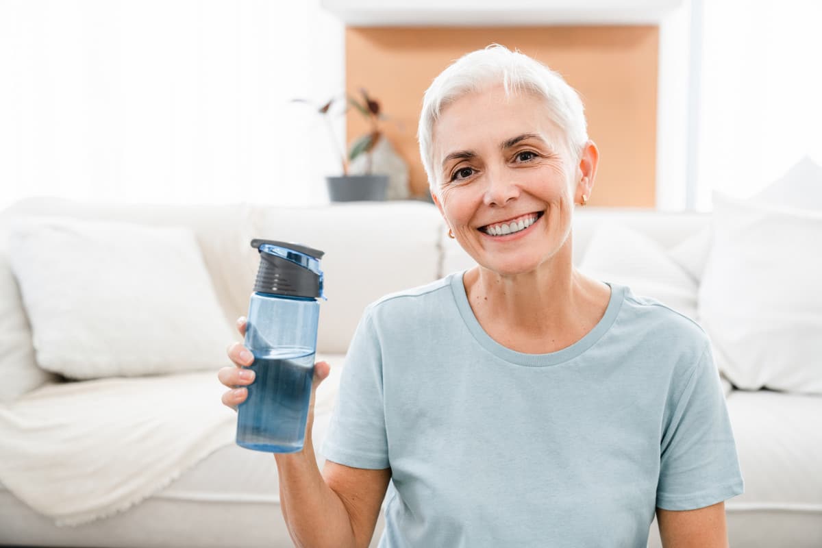 Quels aménagements à domicile peut aider un senior à boire davantage ?