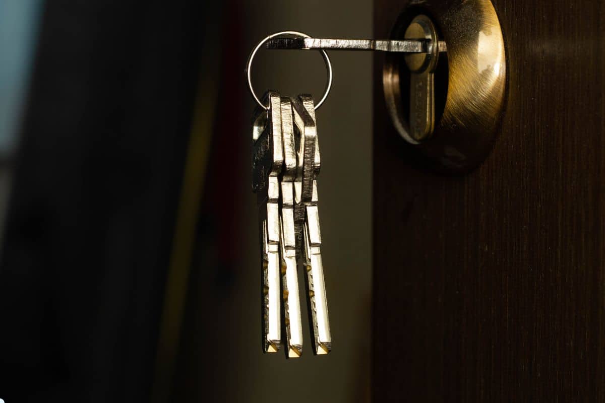 Voici pourquoi il est déconseillé de laisser vos clés dans la serrure la nuit et ce que vous devriez faire à la place pour éviter les problèmes
