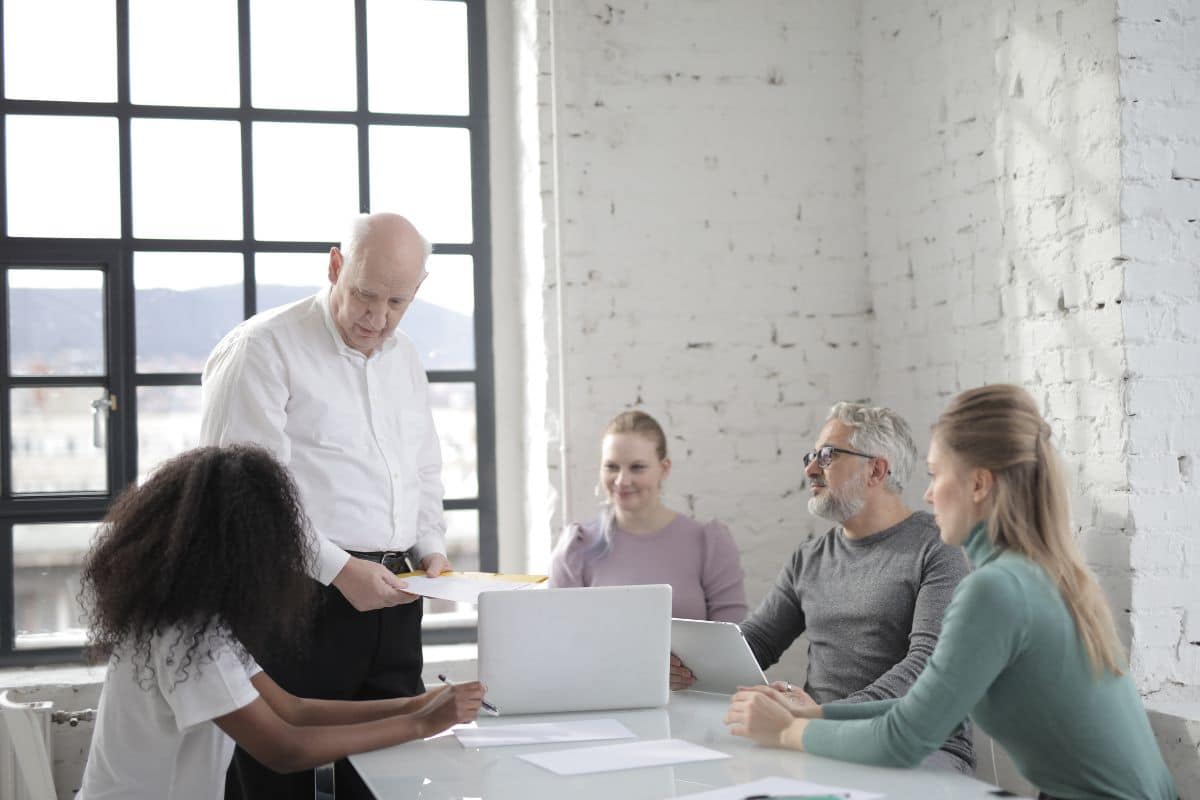 Quels secteurs recrutent vraiment après 50 ans ?