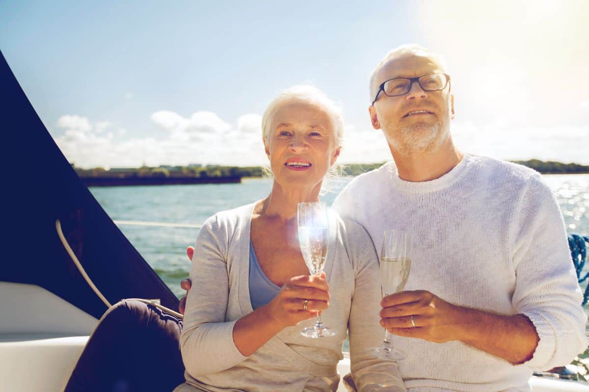 'Voyager moins cher après 60 ans : astuces et stratégies clés pour permettre aux seniors d’économiser plus'