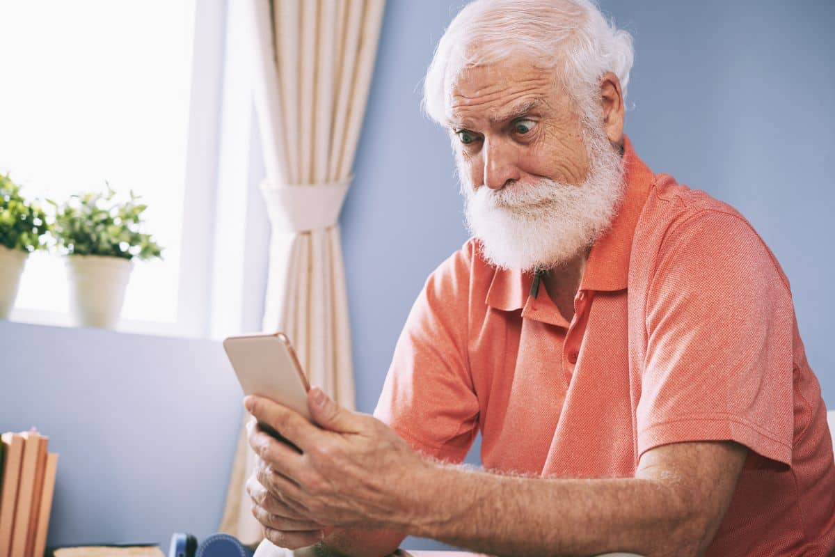 “Votre pension Agirc-Arrco est suspendue” : des retraités piégés par ce SMS qui cache une arnaque vicieuse