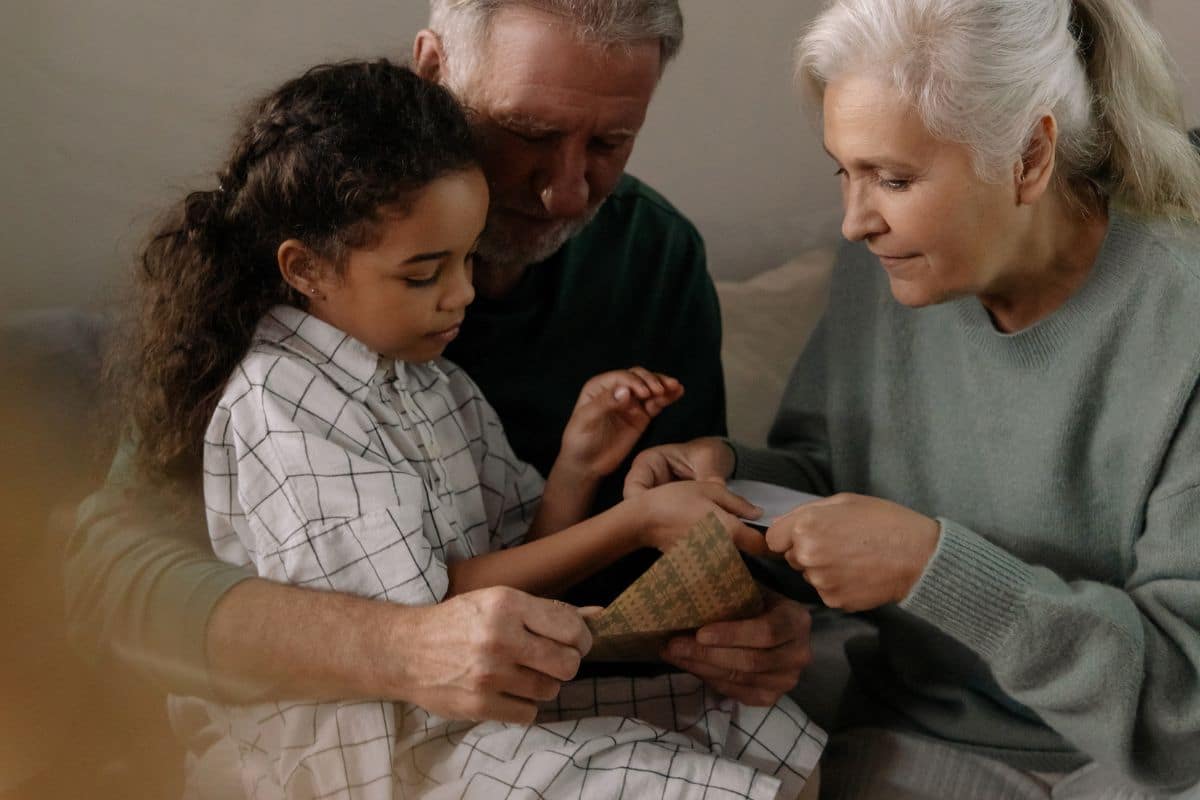 Grands-parents, ne dites plus jamais ces 3 phrases : elles peuvent causer des dégâts insoupçonnés chez vos petits-enfants
