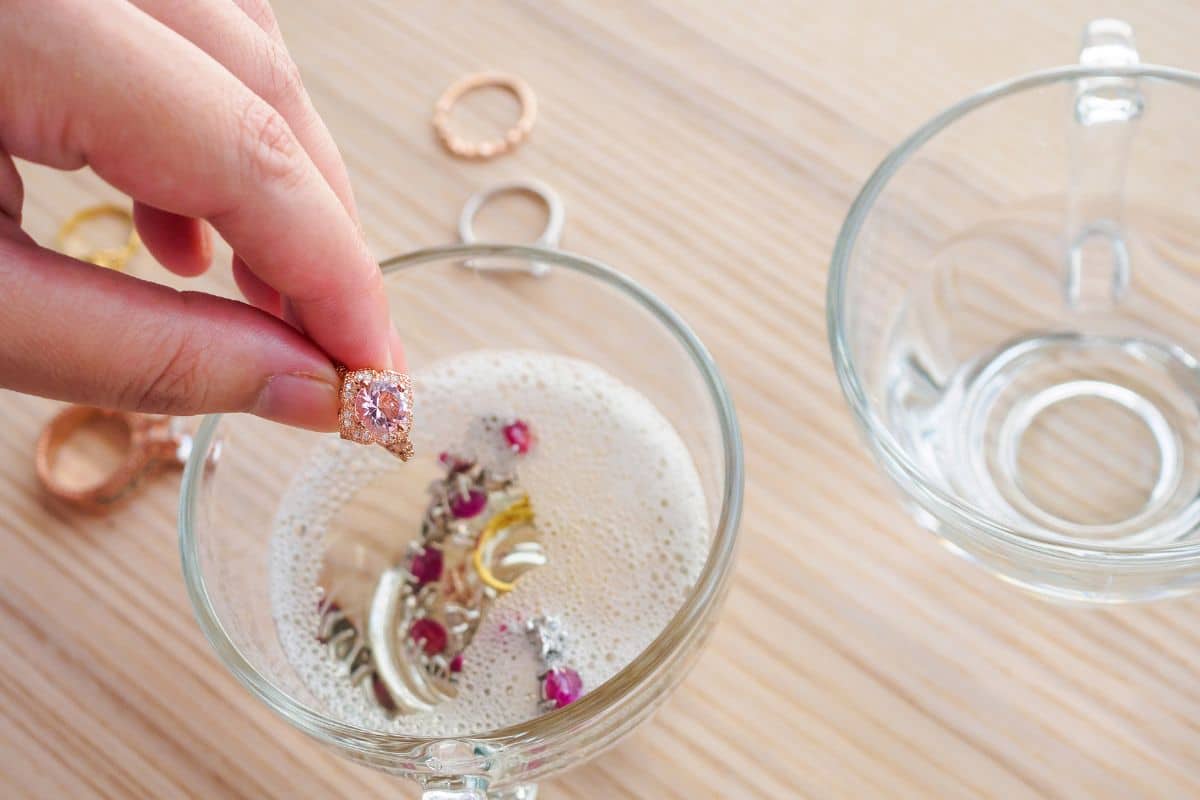 'Un seul produit et un accessoire banal pour nettoyer des bijoux comme neufs : voici comment faire'