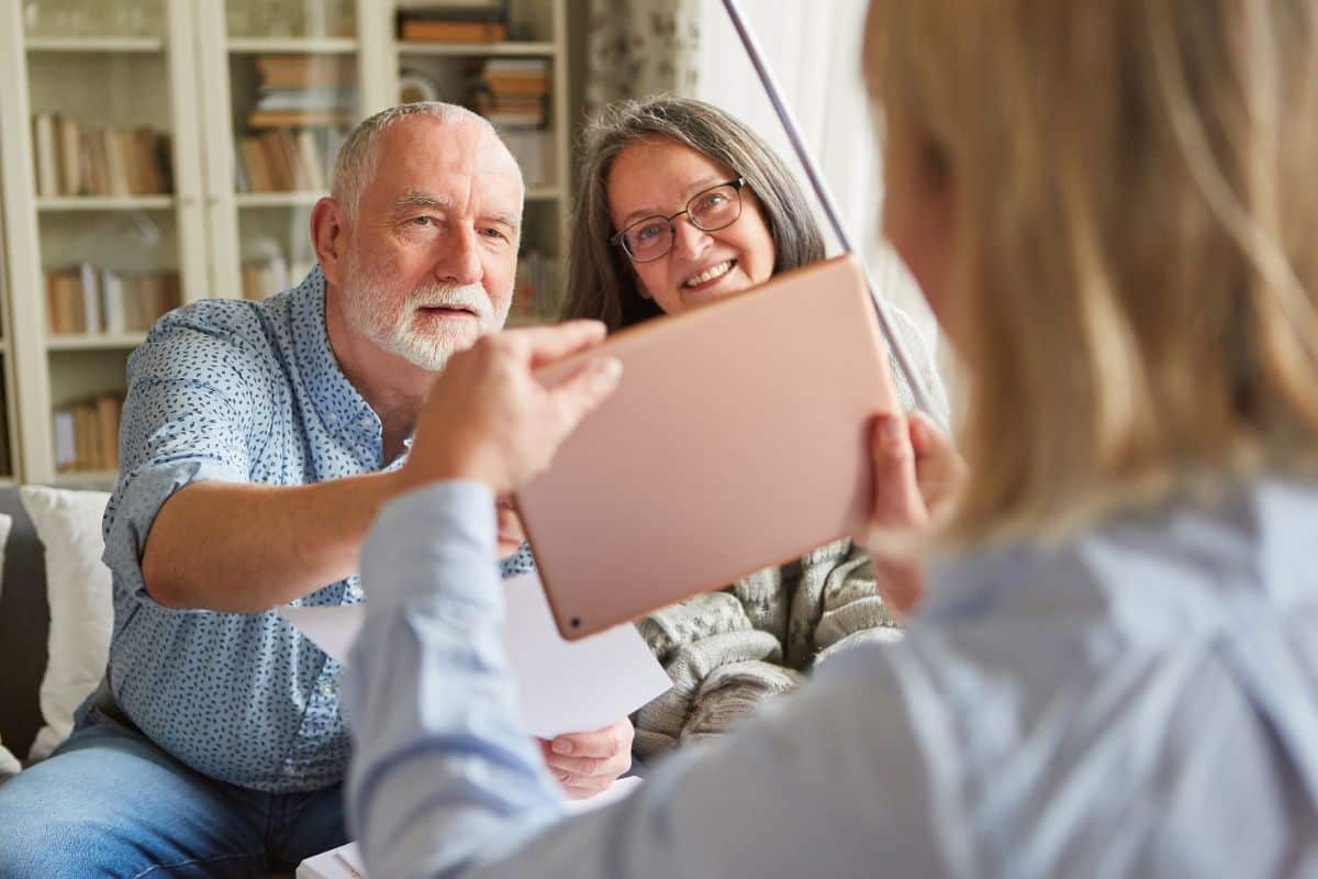 Refus, humiliation, puis victoire : comment ces retraités ont arraché un prêt immobilier que personne ne voulait leur accorder