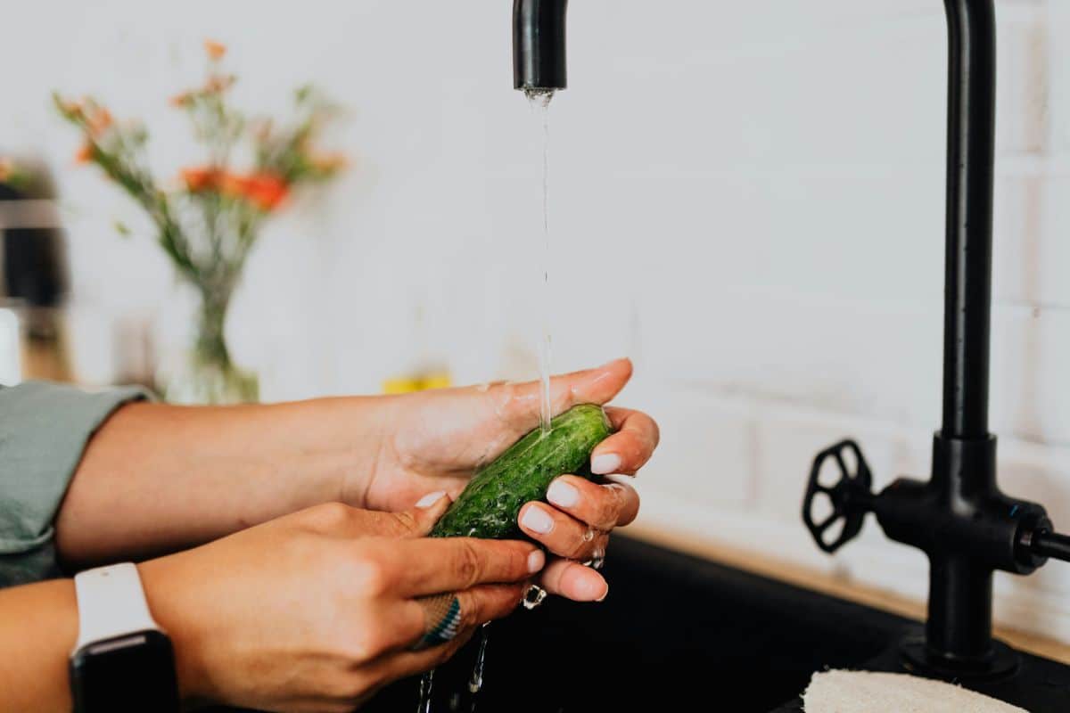 Concombres, fraises, tomates : cette technique japonaise élimine 80 % des pesticides en quelques minutes, sans éplucher !