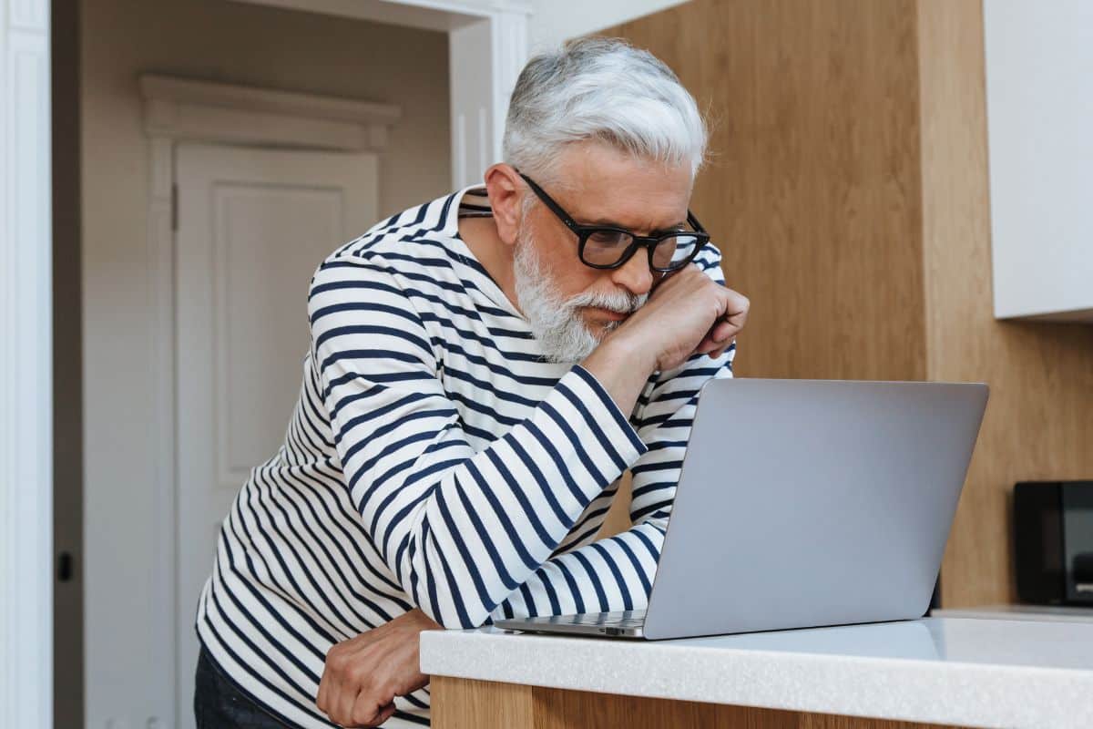 Ils ont plus de 70 ans et touchent 2 000€ chaque mois en ligne, cette pratique simple séduit de nombreux retraités français