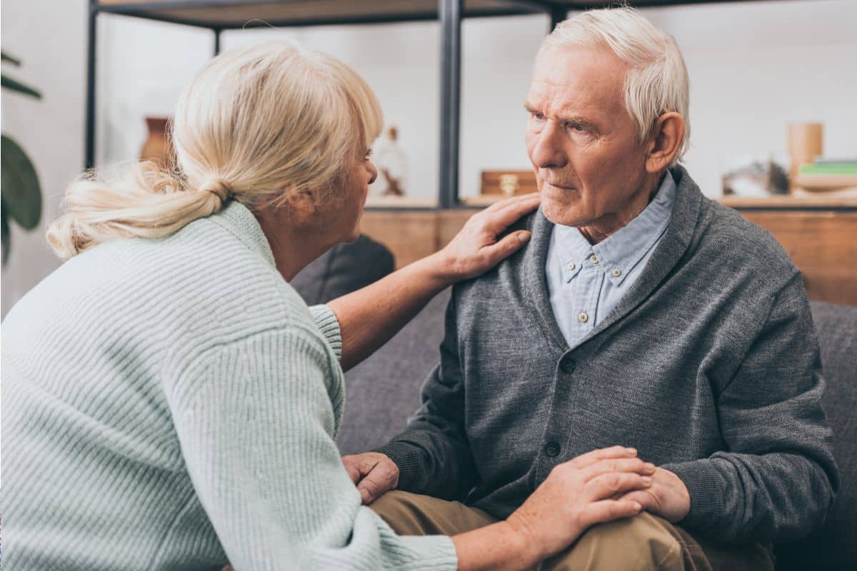 « Vous êtes décédée » : la réponse glaçante de sa banque quand elle tente de retirer sa pension