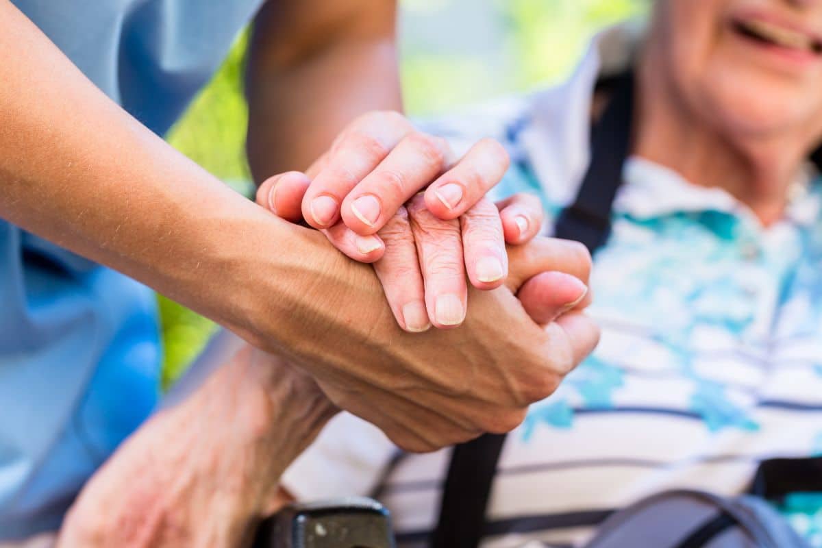 “J’ai vu la mort en face à cause de ça” : ce métier pourtant banal joue un rôle décisif pour les seniors fragiles