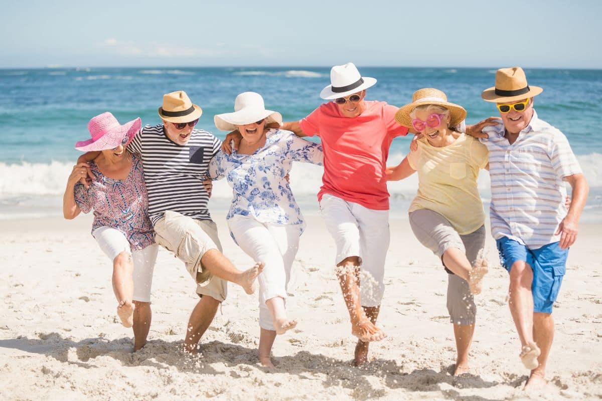 Vivre au soleil avec 1500 € par mois : cette destination séduit de plus en plus de retraités français en quête de confort