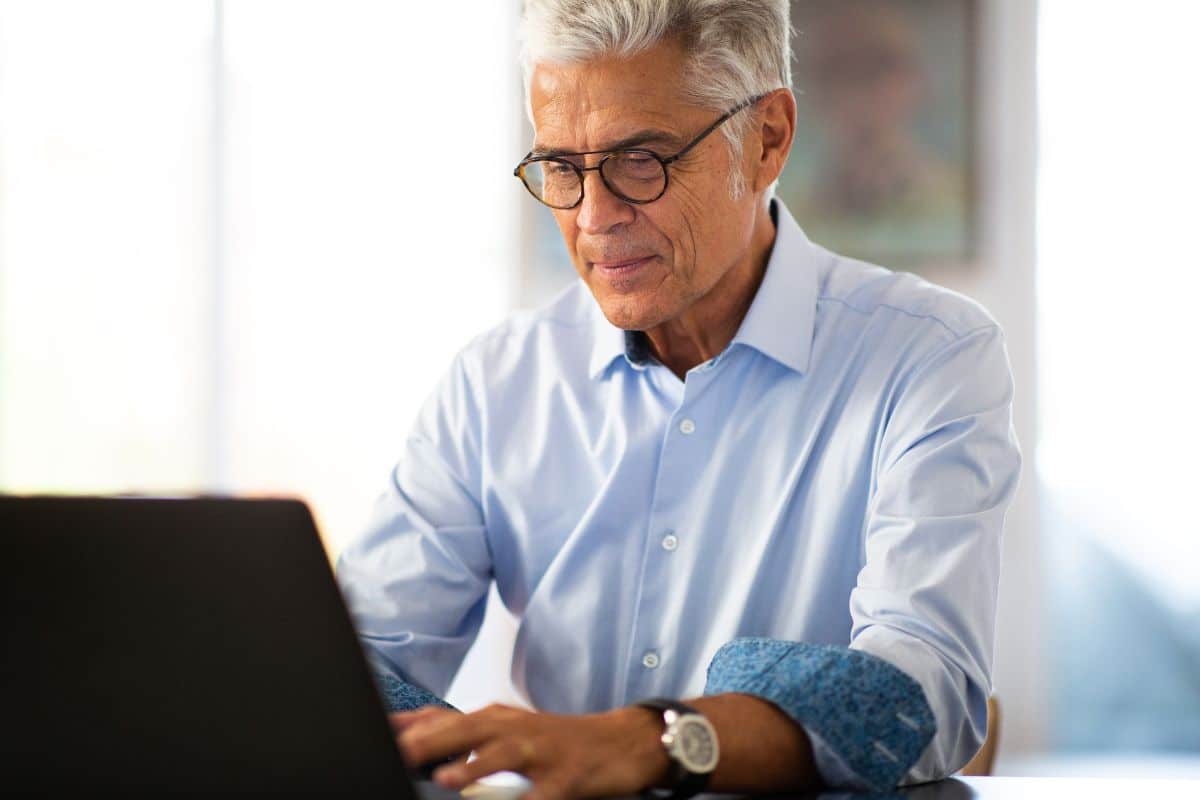 Vous êtes senior et encore en poste ? Ce détail souvent ignoré peut tout changer sur votre salaire en fin de carrière