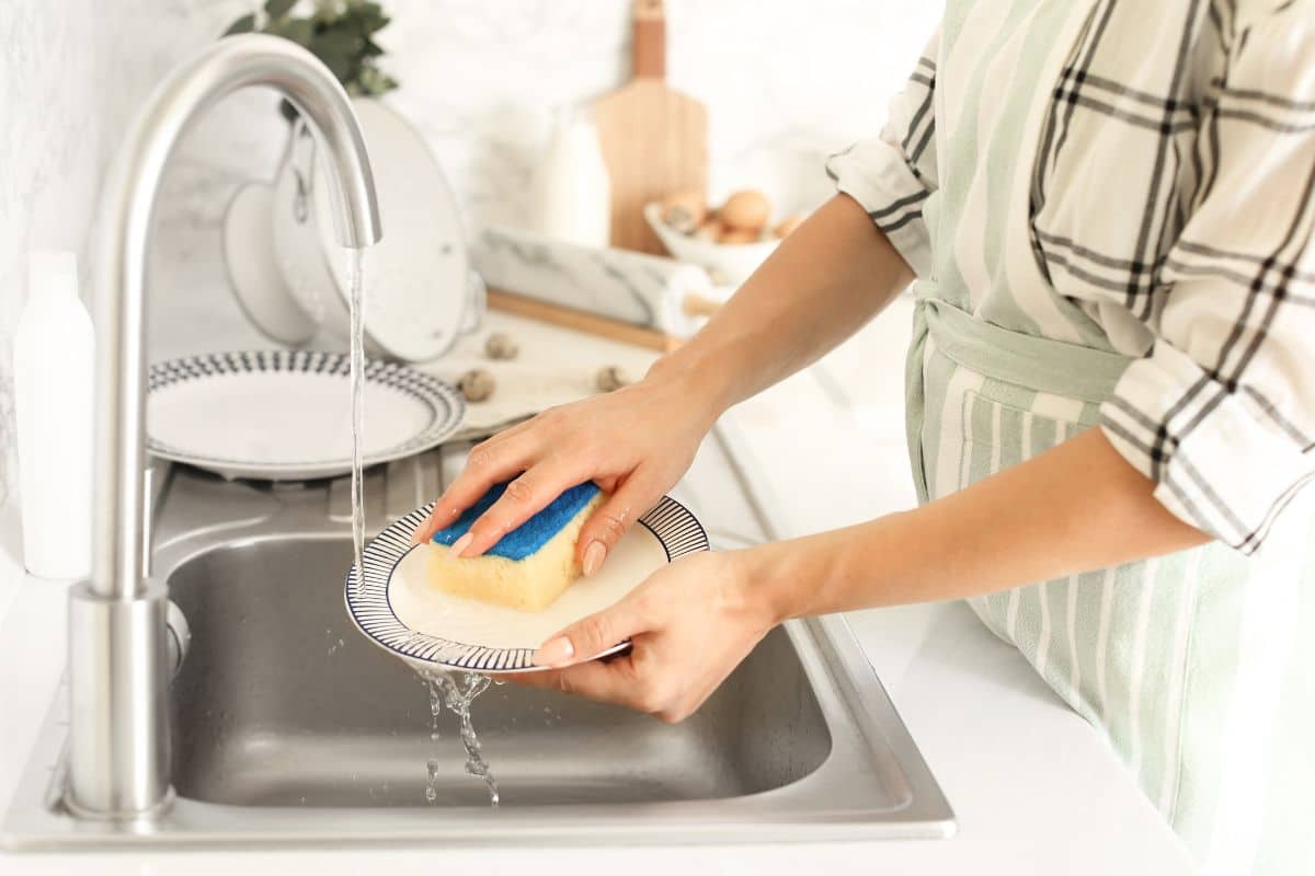 Dans votre cuisine, cet élément courant devient un cauchemar hygiénique si vous l’essuyez avec une éponge