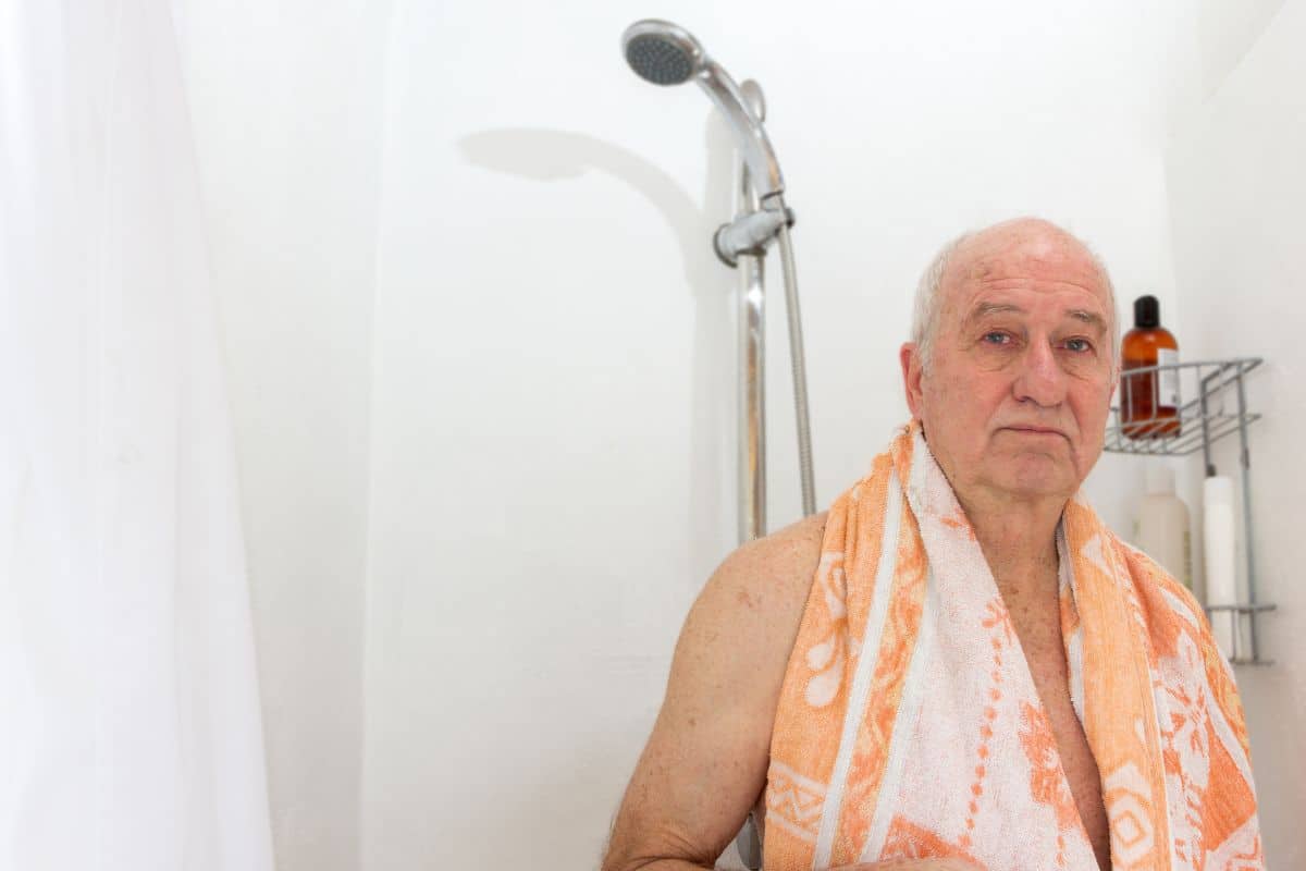 Après 65 ans, se doucher trop souvent ou pas assez peut nuire gravement : voici la fréquence qui change tout