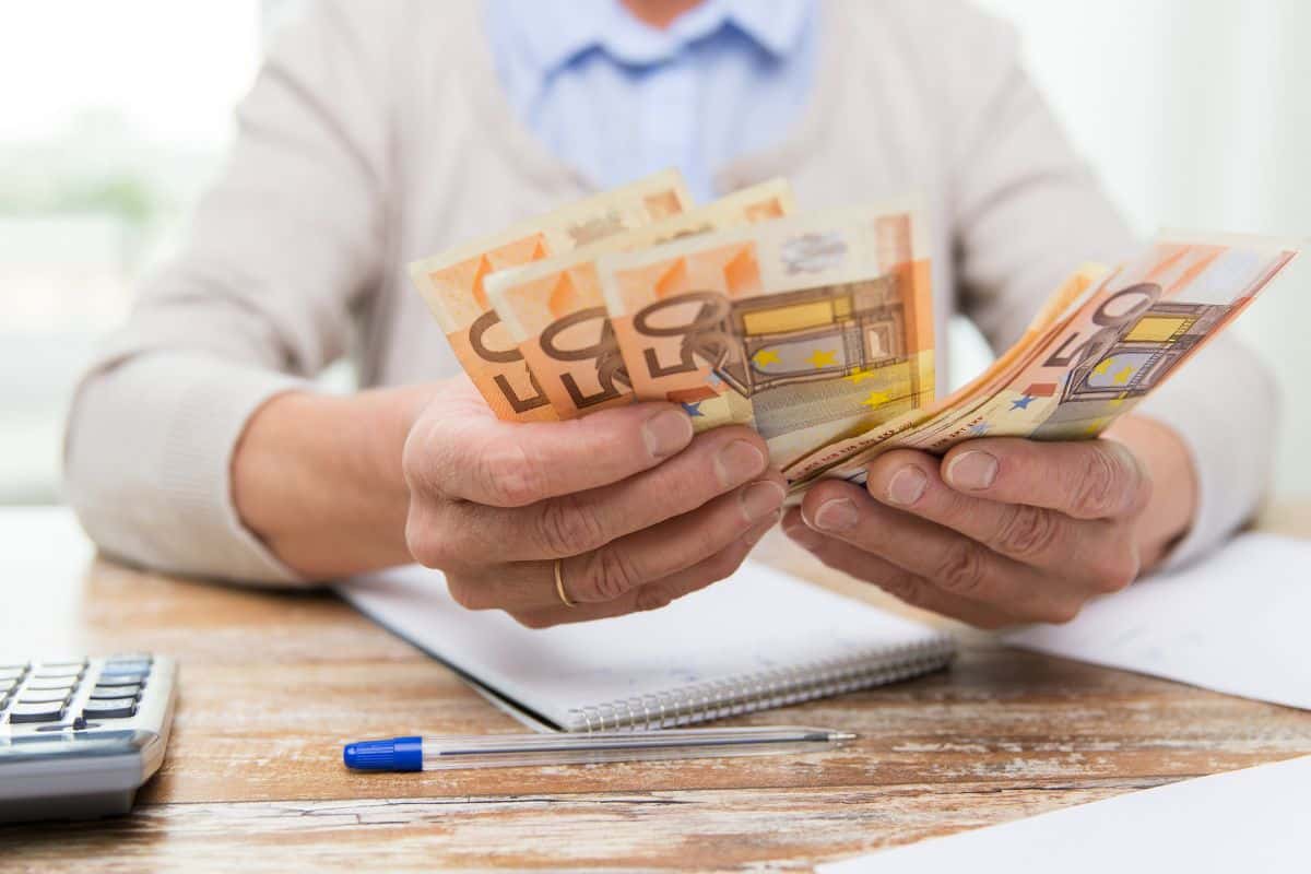 À 67 ans, cet ancien pharmacien partage sa pension mensuelle… et beaucoup ne s’attendaient pas à ça