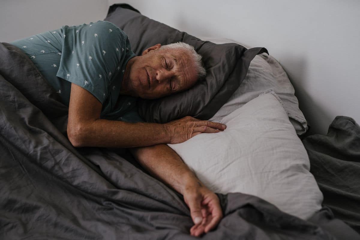 Après 65 ans, bien dormir devient un défi… Voici les 3 conseils les plus efficaces donnés par un expert du sommeil