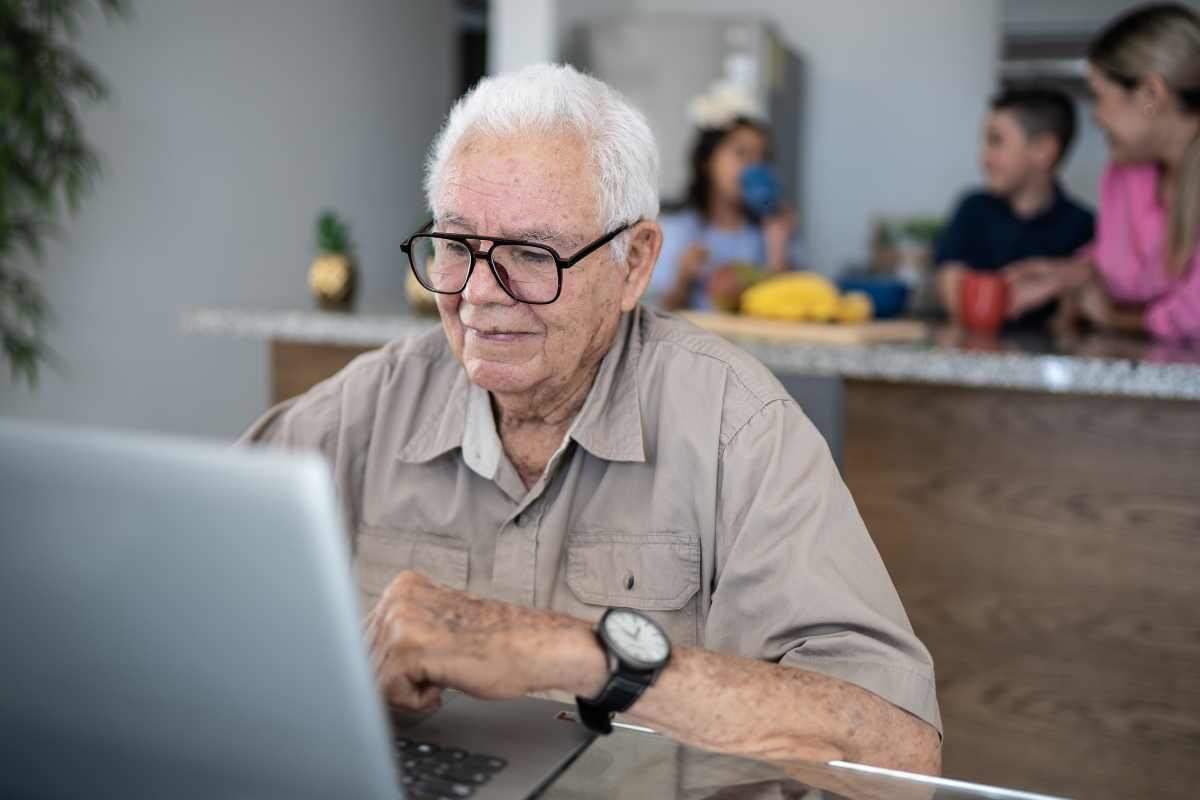 ChatGPT pour les seniors : ce que vous pouvez faire dès maintenant même sans aucune compétence informatique