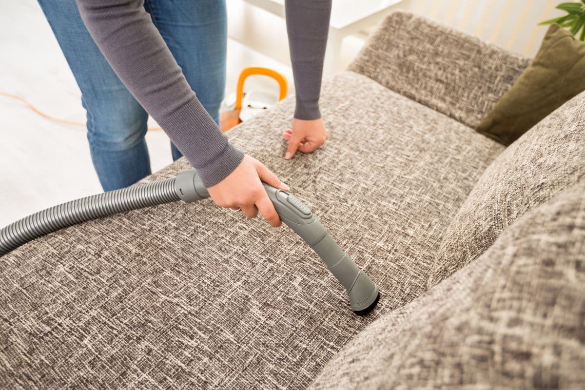 Nettoyer un meuble mat sans le rayer ni laisser de marques : ce que les vendeurs de mobilier ne vous disent jamais