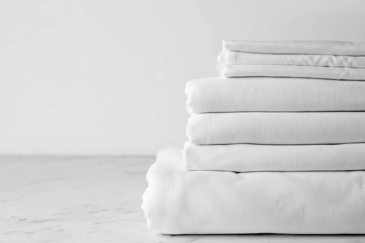 Cette méthode oubliée de grand-mère redonne aux draps leur blancheur d’origine… et c’est 100% naturel