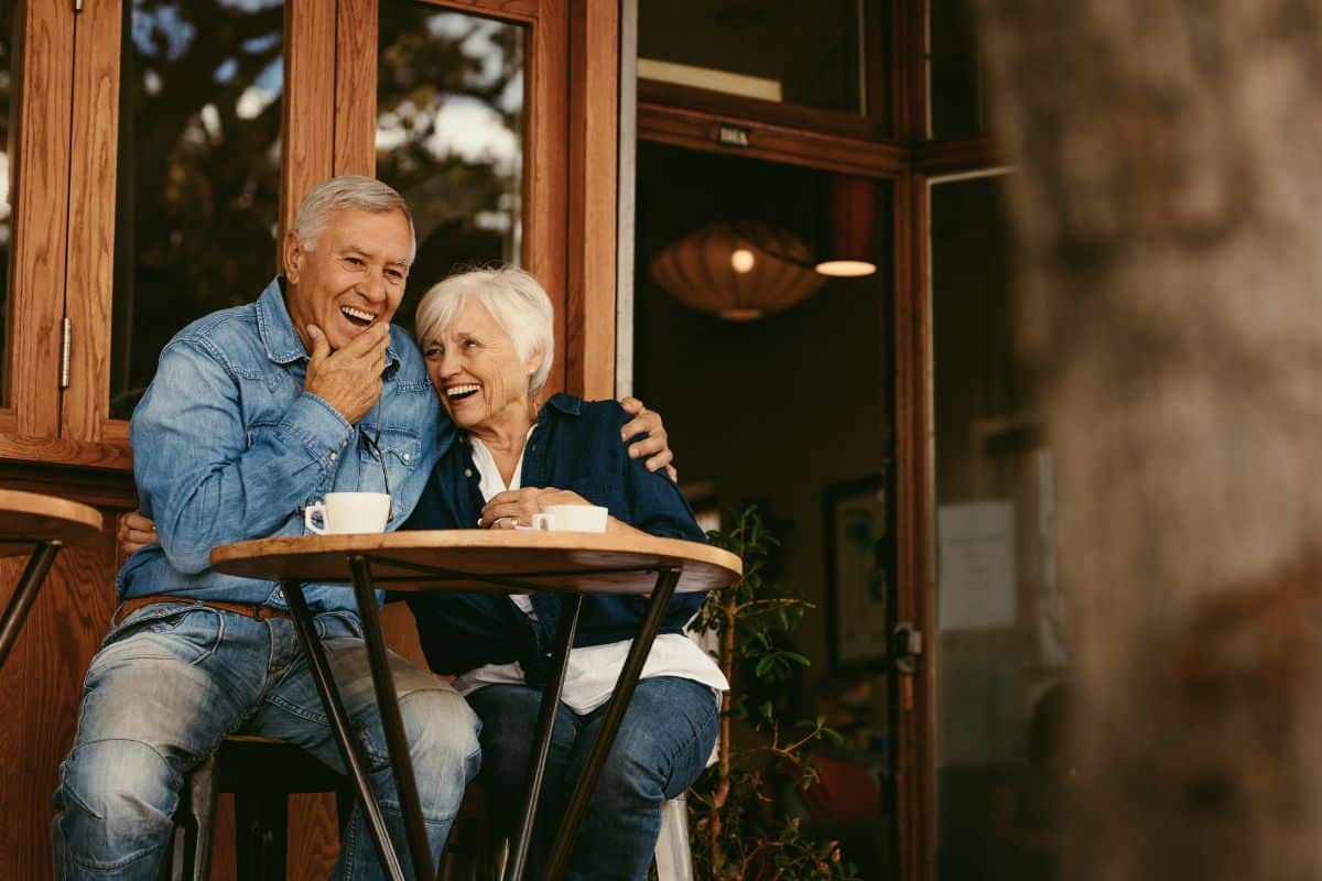 À 61 ans, ils commencent à toucher leur retraite sans quitter leur poste : voici comment ça marche