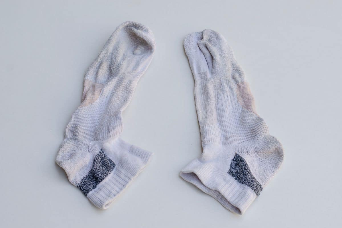 Finie la galère des chaussettes ternies : cette solution efficace les rend comme neuves