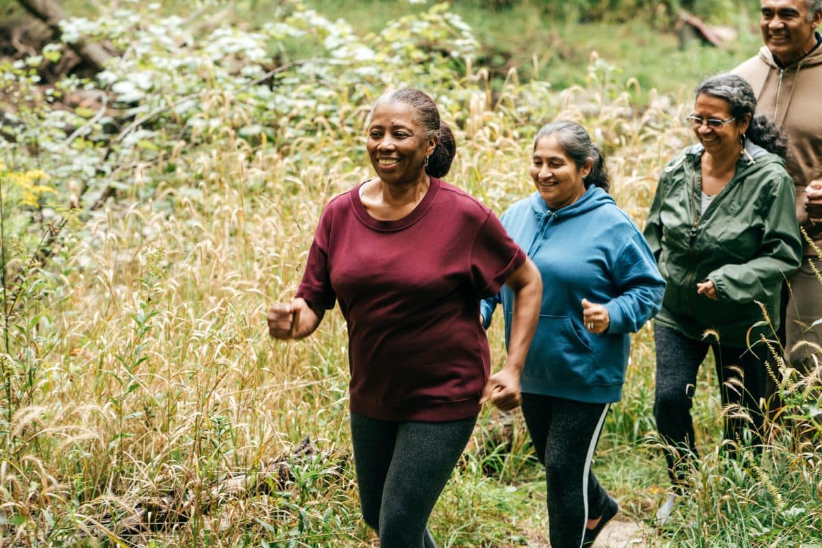 Après 60 ans, marcher ne suffit pas : voici ce que les médecins conseillent pour vraiment rester en forme