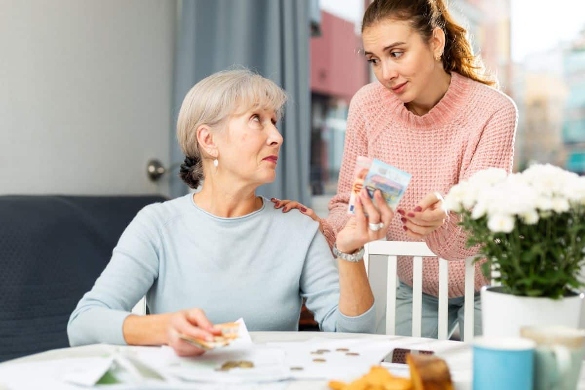 Combien un retraité français donne en moyenne à ses petits‑enfants chaque année et ce que révèle l’étude sur les priorités financières des seniors