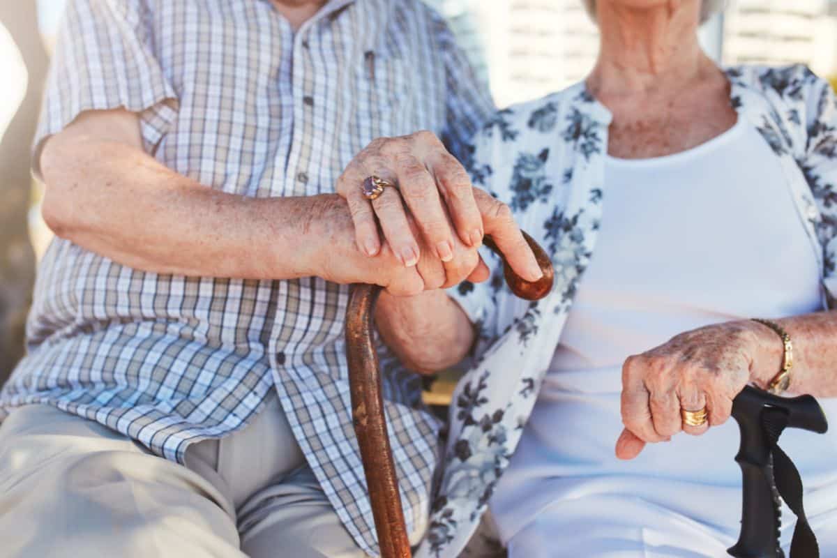 Seniors piégés : les complémentaires santé deviennent hors de prix, voici jusqu’où les tarifs ont grimpé cette année