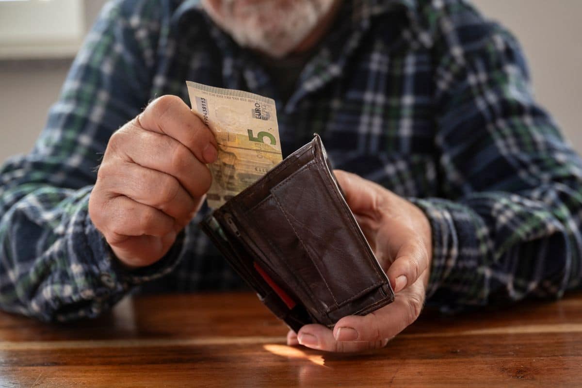 Pensions trop faibles, factures trop hautes : voici les aides qui peuvent tout changer pour les retraités
